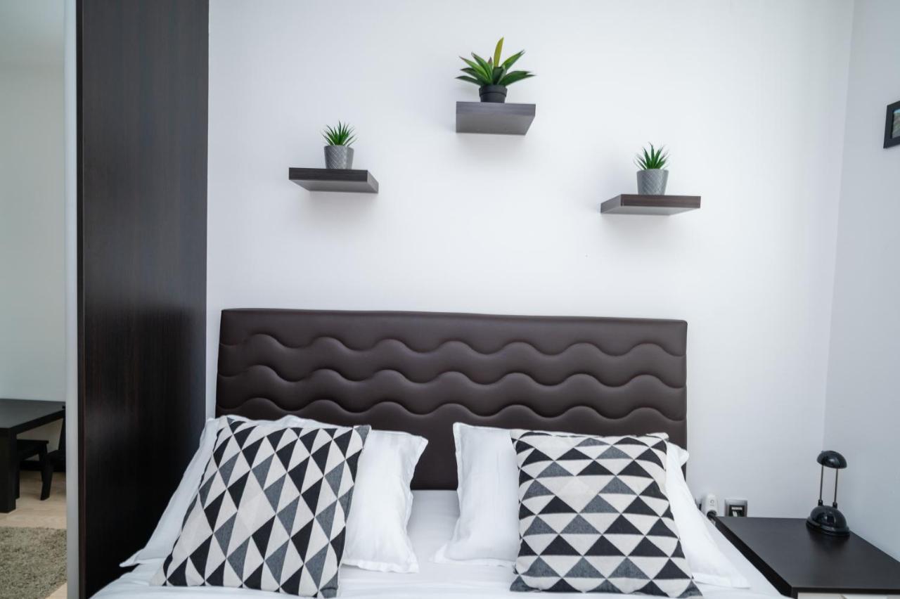 Bright 1Bdr Apartment In The City Center Сараево Экстерьер фото